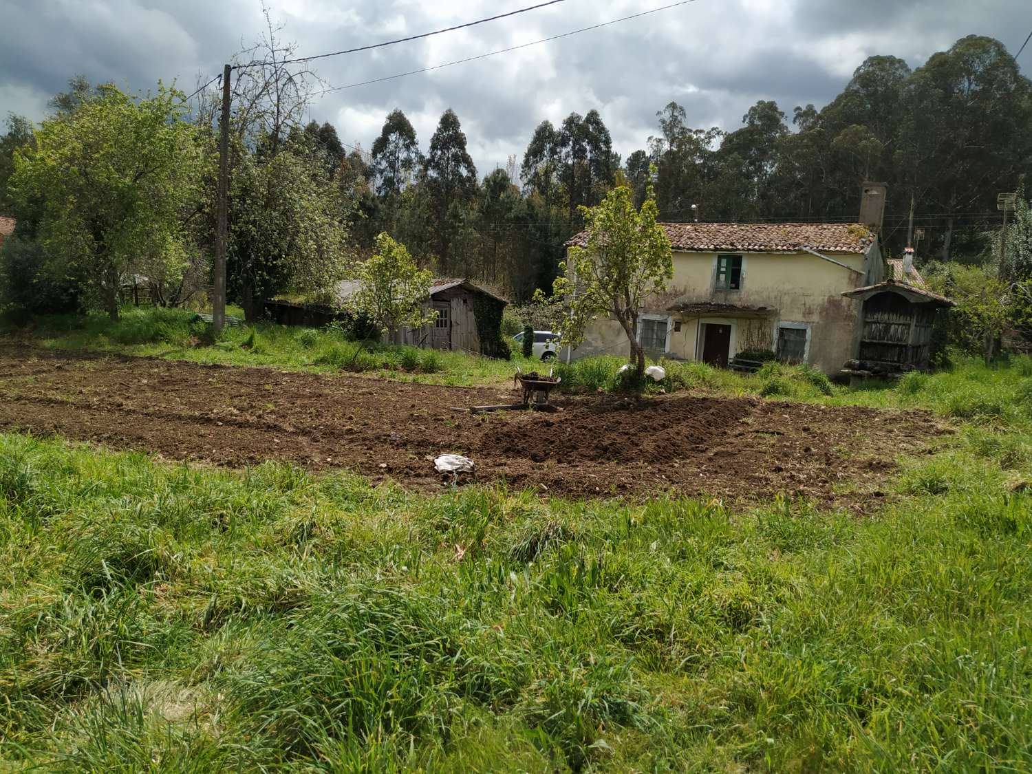 Venta terreno urbano en Oza dos Ríos, de 5.406 m2, con casa para rehabilitar